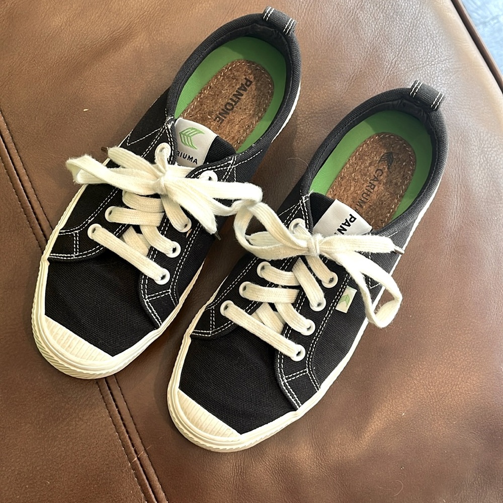 Cariuma + Pantone Sneakers 7.5 Black